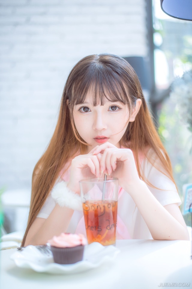 “呃……小事，我去解释一下。”孟达拍了拍脑袋，暗怪庞统怎么没把这人拴牢，原本准备等事情结束之后，再私底下说明，现在看来，必须赶快说清楚才行，否则天知道最后会闹出什么篓子。